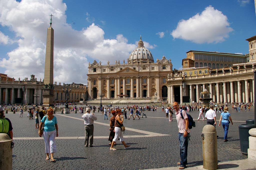 Vatican Heart 로마 외부 사진